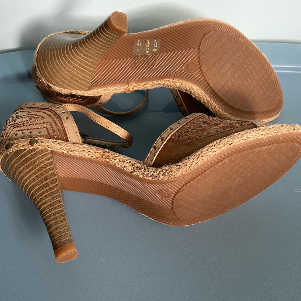Women's Tan Embossed Heel - Picture 2 of 8